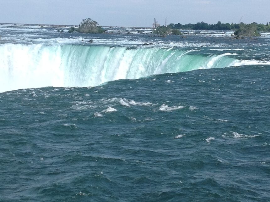 us vs canada niagra falls